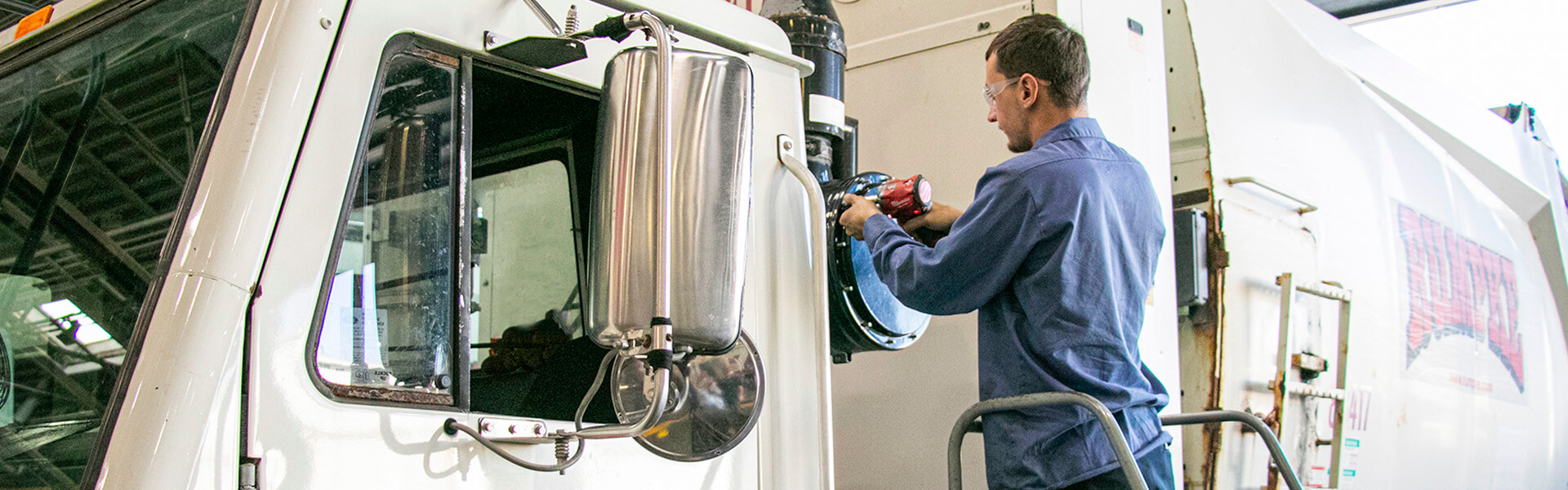 Rumpke Mechanic Working On Garbage Truck Rumpke Maintenance Careers